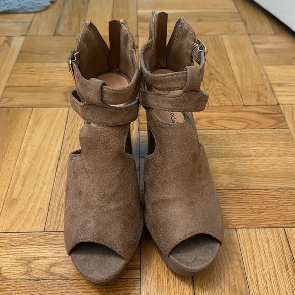 Brand new never worn tan suede heels - Picture 2 of 4